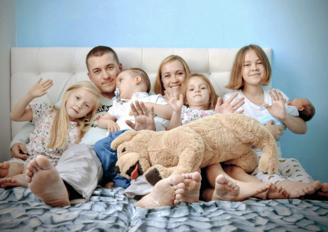 Многодетная семья Зебзеевых-Логиновых из Соликамска поделилась секретами семейного счастья